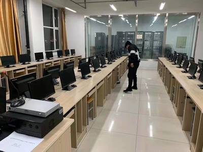 计算机学院学生党员开展志愿服务活动，用专业技能服务师生